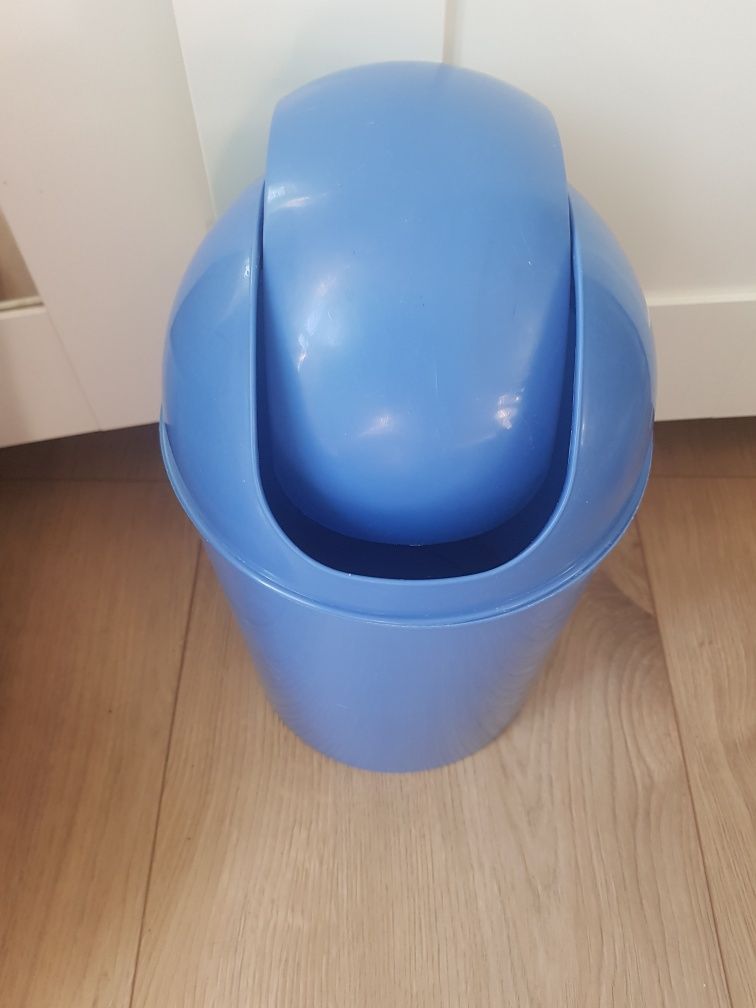 Niebieski plastikowy kosz na śmieci