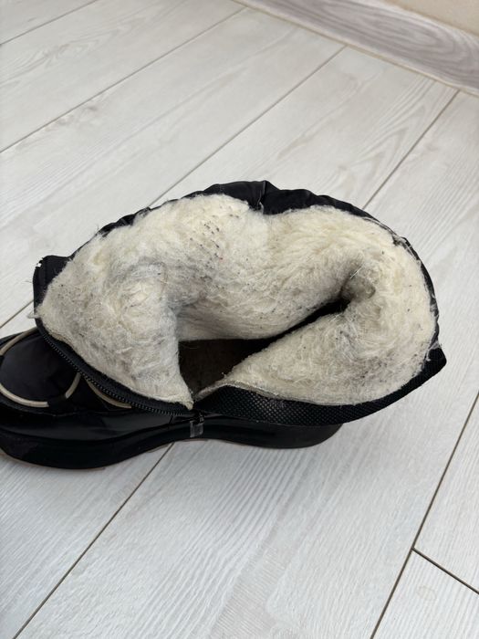 Продам зимові чоботи сапоги взуття черевики дутики дівчинка 35 р