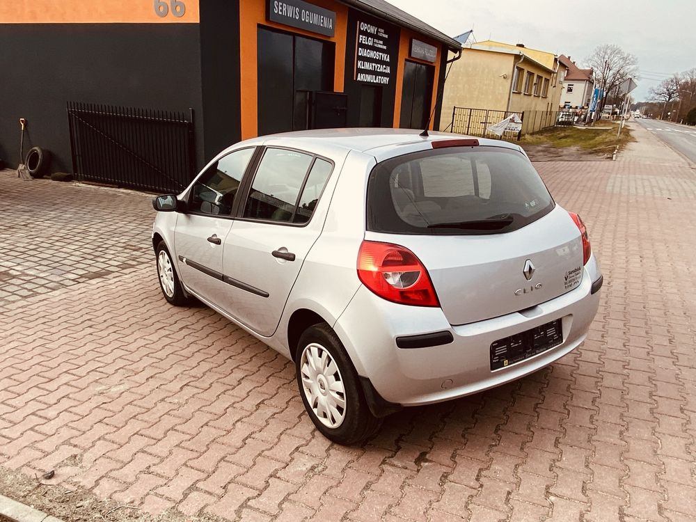 Sprzedam renault clio rok 2005 1.6 przeb 159 tys zadbany