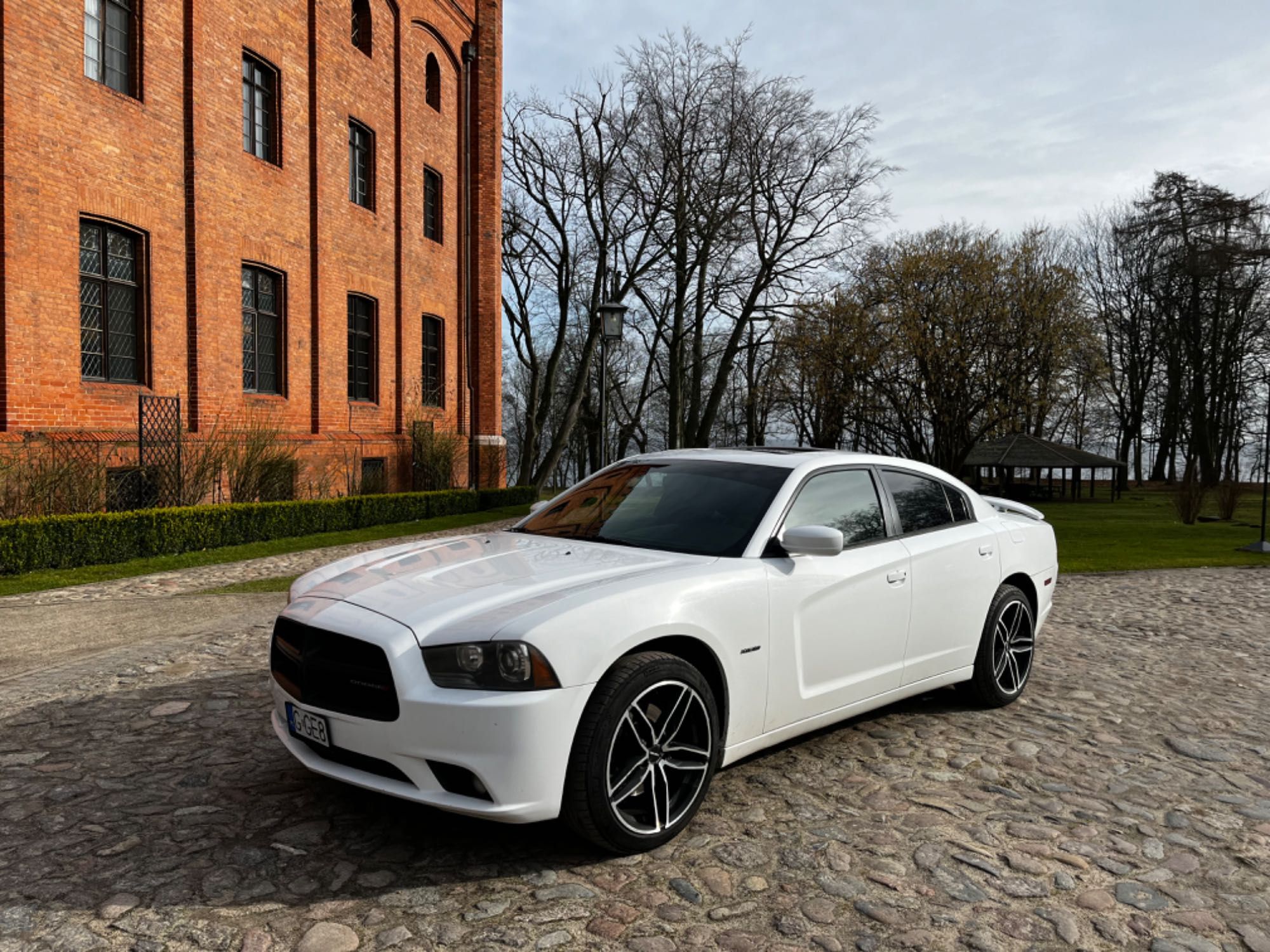 Samochód na wynajem DODGE CHARGER 5,7 HEMI do ślubu