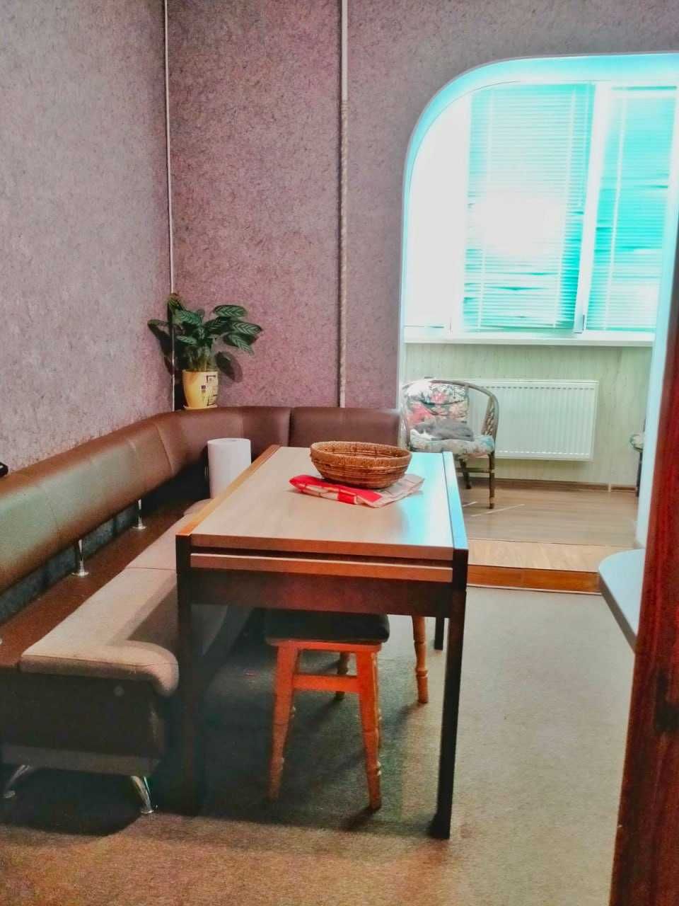 ..1-кімнатна в ЦЕНТРІ (ЦУМ). Бойлер, кондиціонер. ВІЛЬНА YN