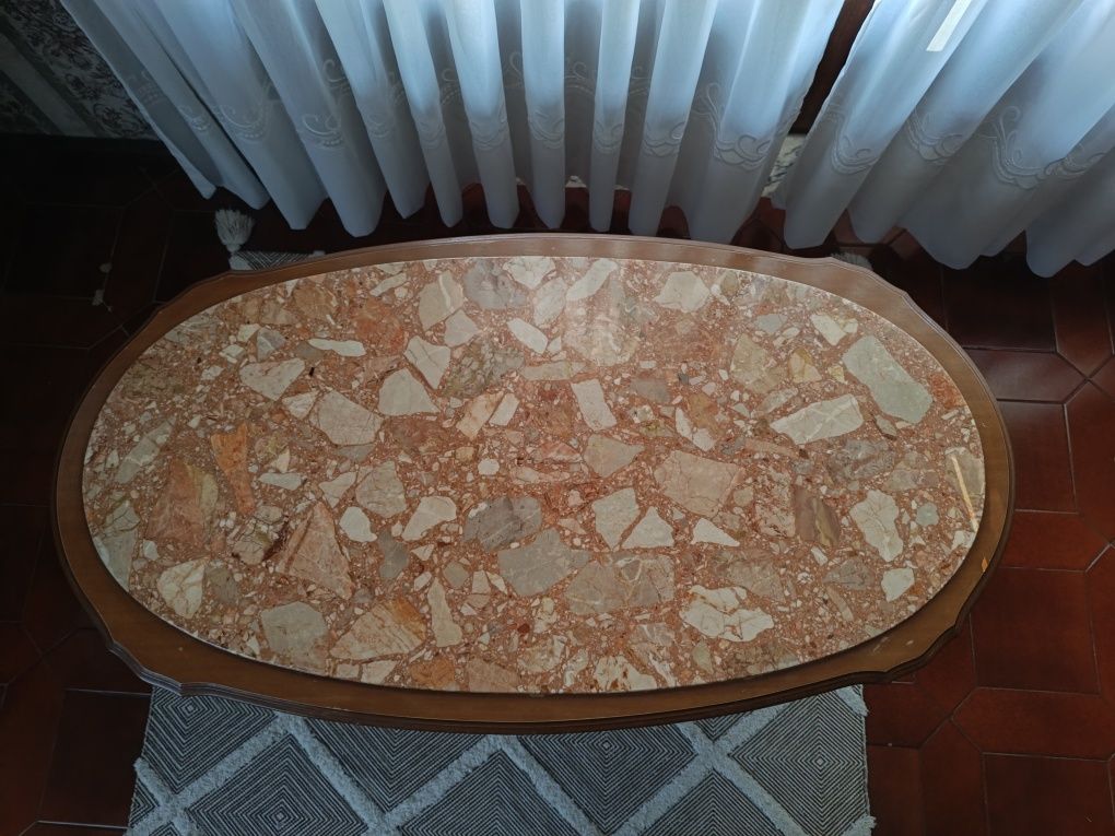 Mesa de Centro - Compacta e Funcional - 1,19m x 44cm x 64cm

Descrição