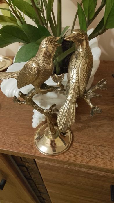 Ptaki na gałęzi z mosiądzu