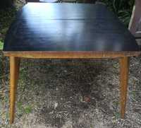 Mesa em madeira com tampo preto(fixo)