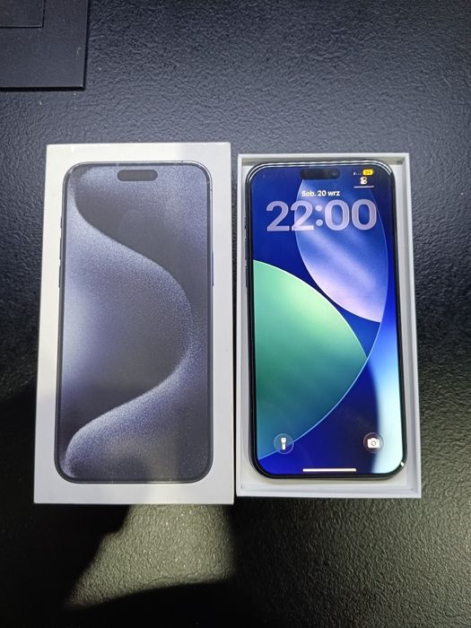 iPhone 15 pro Max 256GB igła z baterią 85% w kolorze ciemny granat.