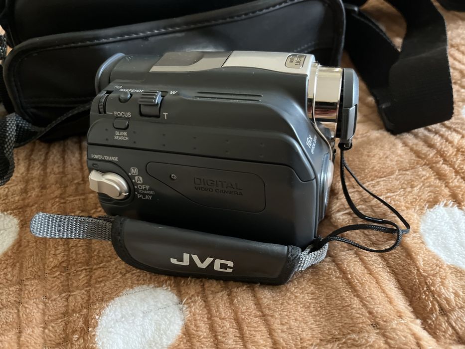 Продам видеокамеру кассетную JVC