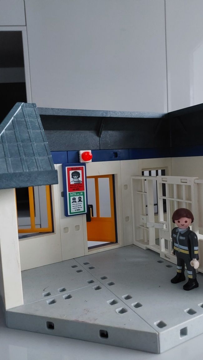 Komisariat Policji Playmobile z więzieniem  + jedna figurka