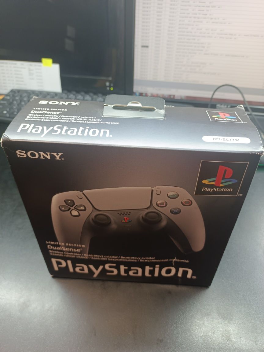 Sony DualSense 30th limited edition Komis Madej SC
