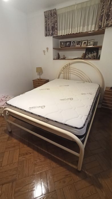 Cama com colchão e mesas de cabeceira