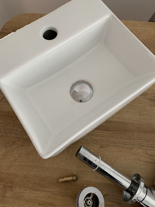 Conjunto de lavatorio para casa de banho pequena. vendido em separado
