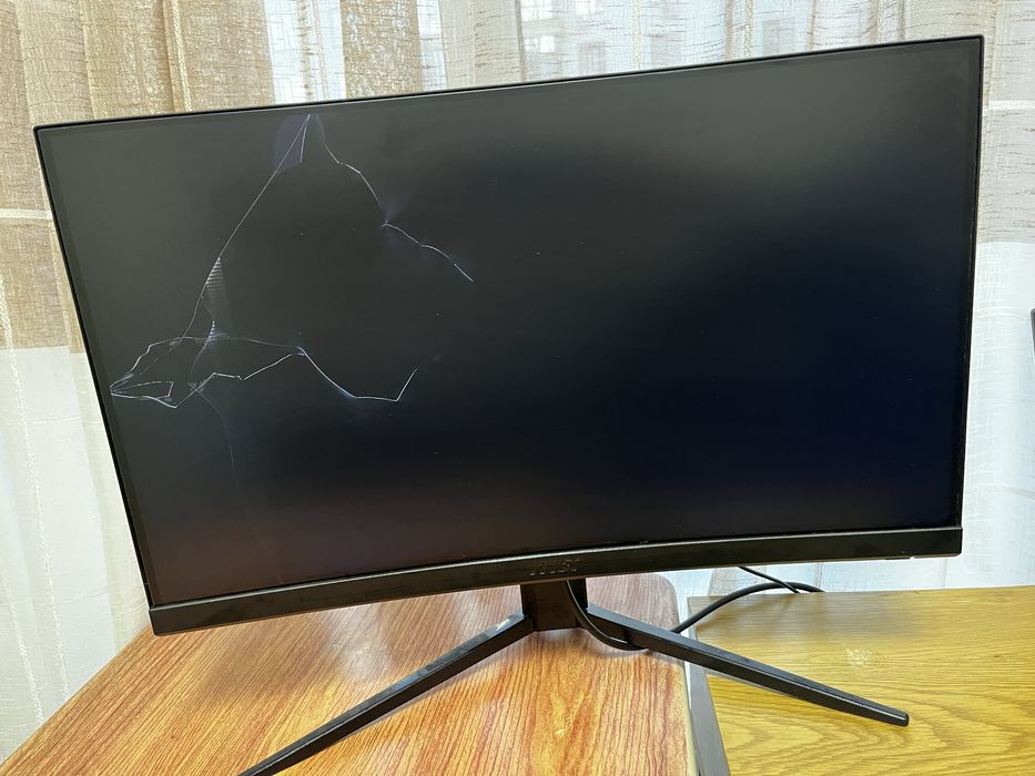 Монітор MSI G24C4 E2 розбите скло