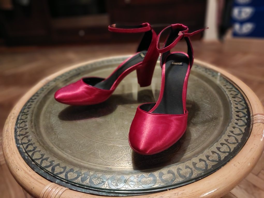 Nowe czerwone satynowe pantofle na obcasie Camper r.39