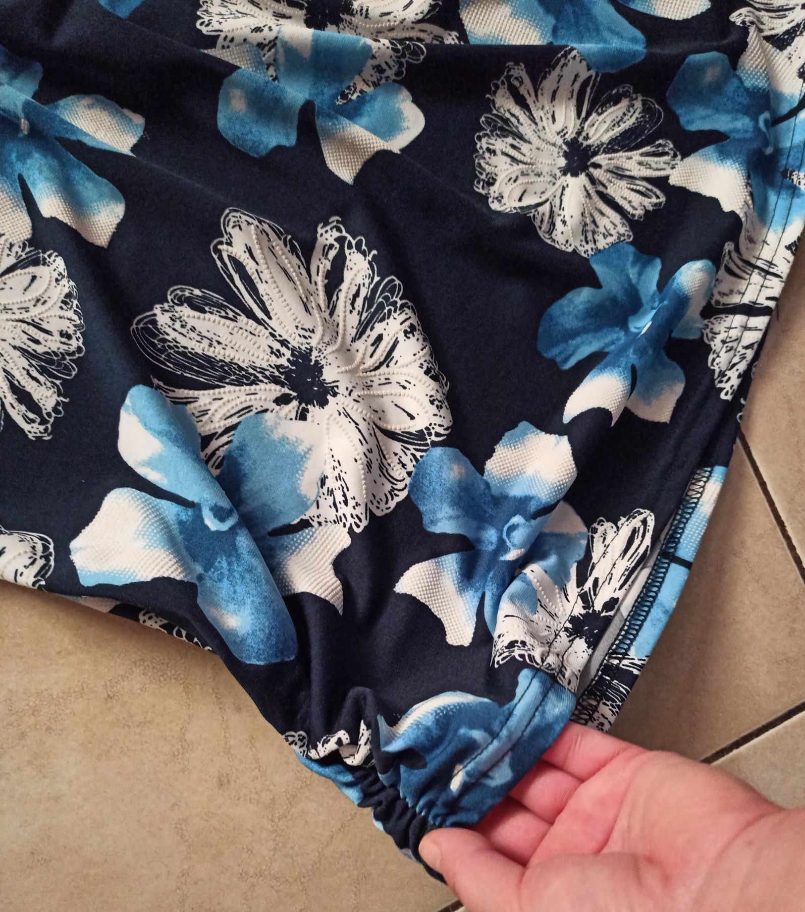 Niebieska bluzka w kwiaty z krótkim rekawem r. 44/46