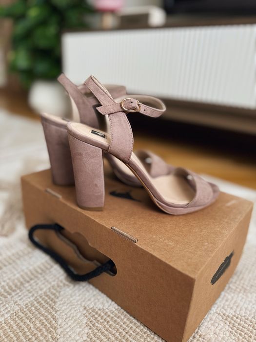 Босоніжки замшеві Л. Карварі пудрові 36 розмір