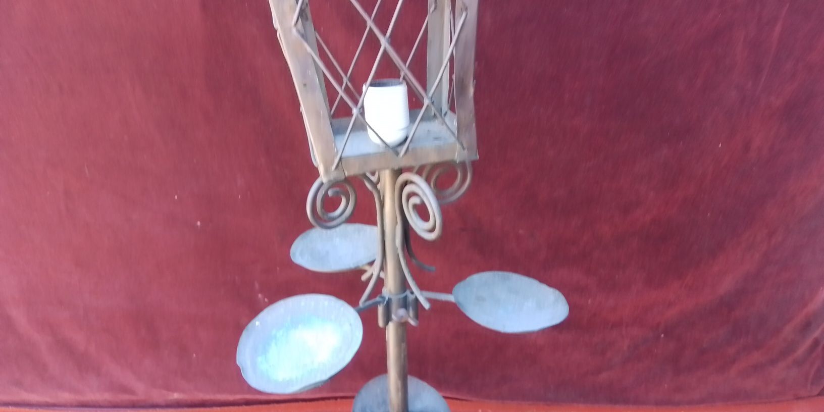 Lampa ogrodowa podłogowa wykonana z miedzi
