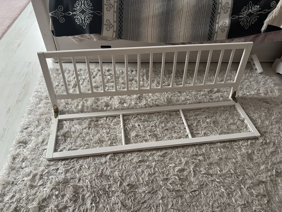 Barierka biała drewniana do łóżka