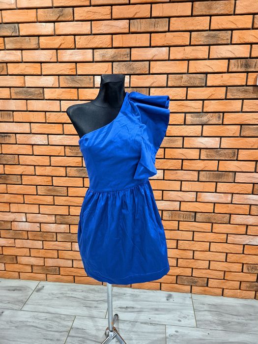 Elegancka sukienka na jedno ramie z falbaną