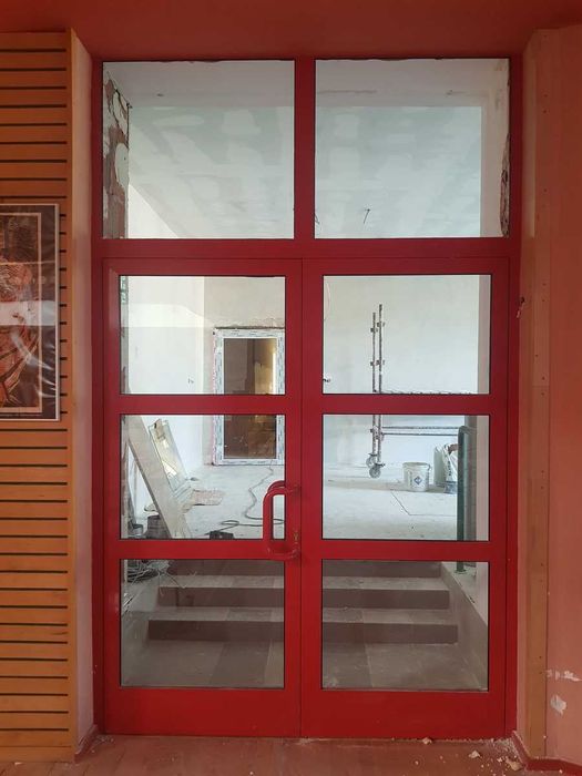 Zabudowa, witryna aluminiowa z drzwiami 321,5x201,5 Czerwona