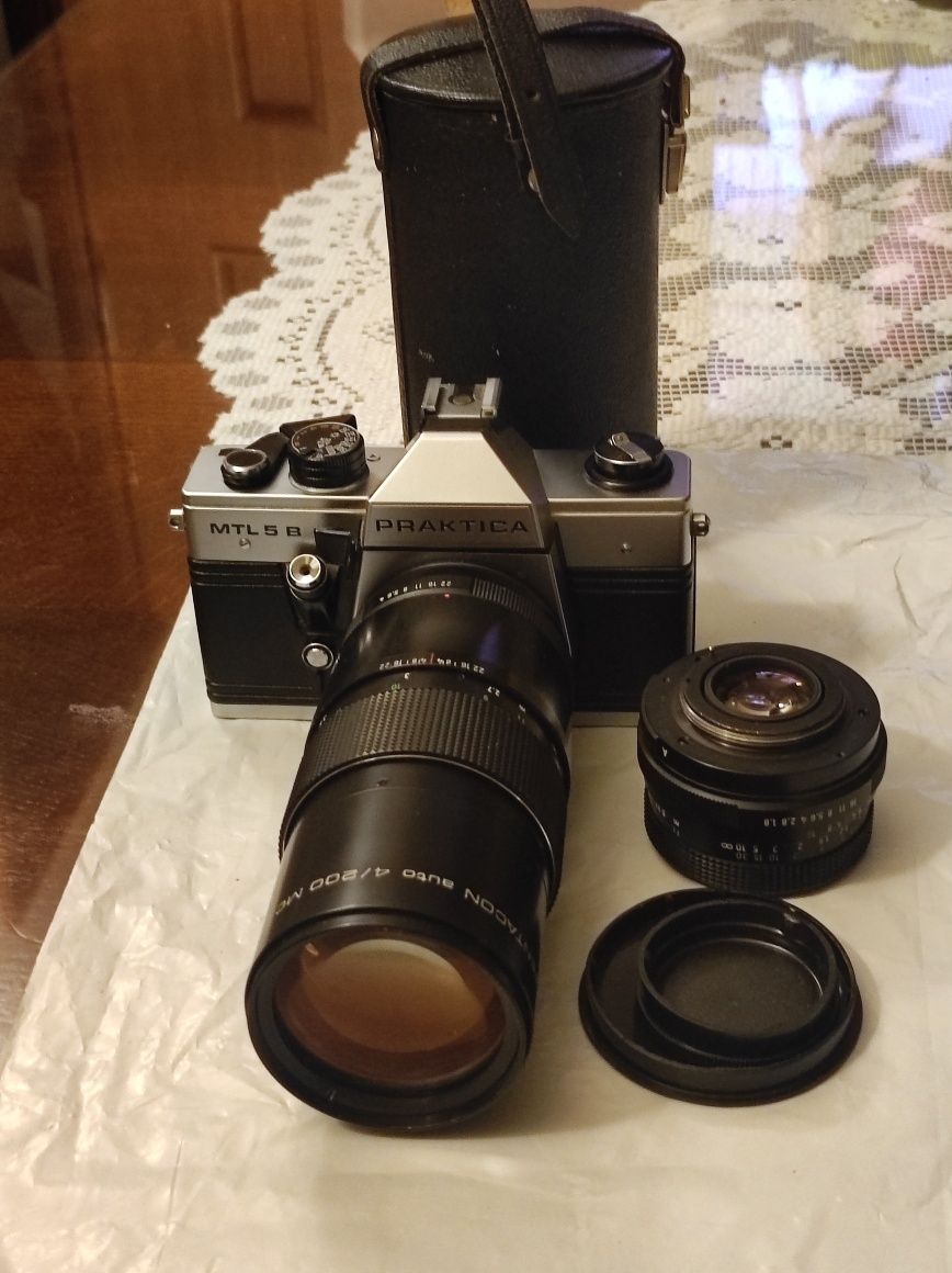 Aparat analogowy Praktica z dwoma obiektywami
