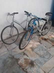 Duas bicicletas.