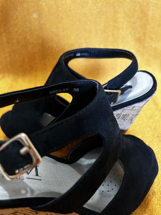 Sandálias pretas de cunha em cortiça. Como novas.