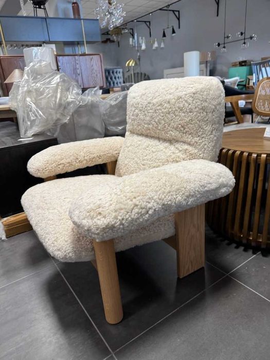 Fotel Brasilia Sheepskin na dębowych nogach