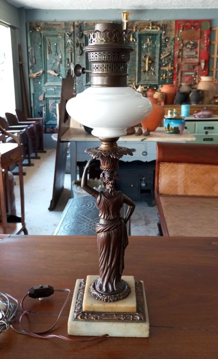 Antigo candeeiro de mesa Arte Nova