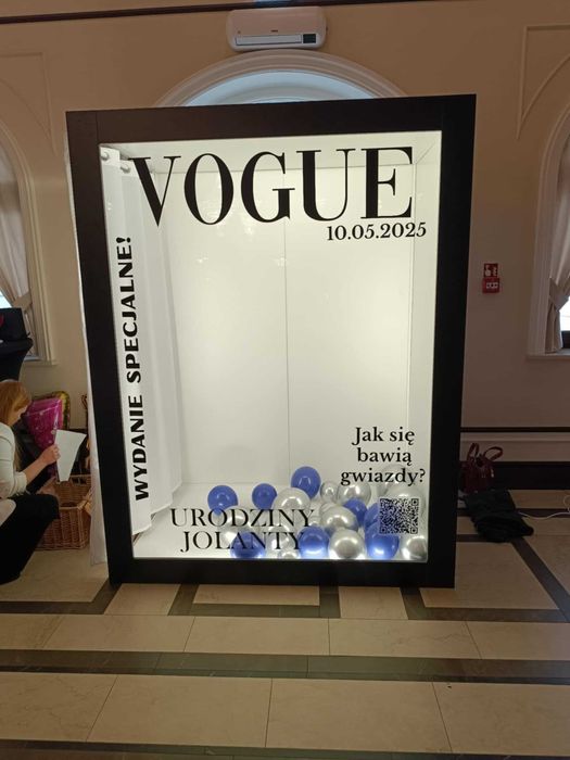 Wynajem Fotobox Magazine – FOTOBUDKA VOGUE  druk zdjęć, biały i czarny