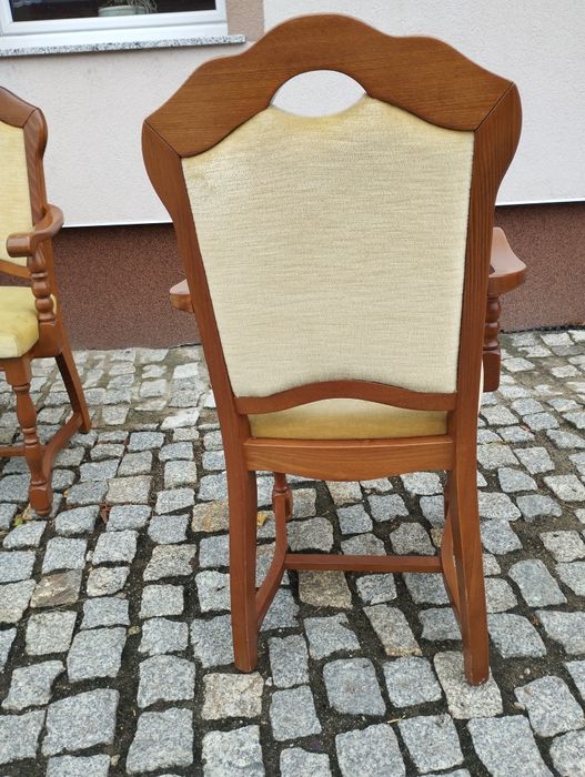 Komplet drewnianych krzeseł