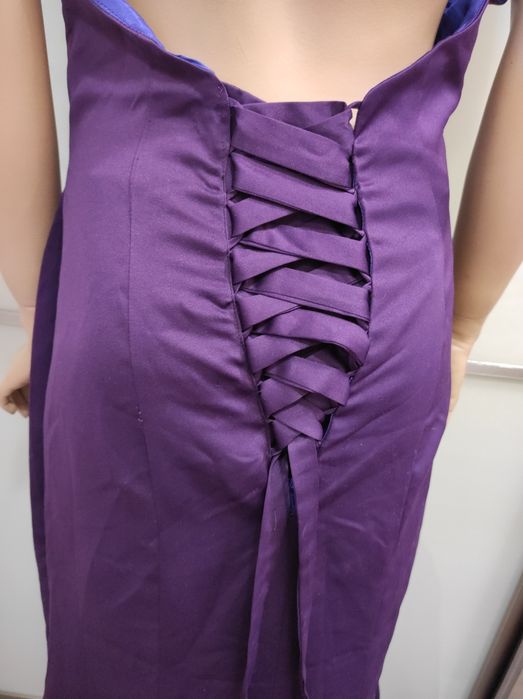 Шикарне плаття зі шлейфом