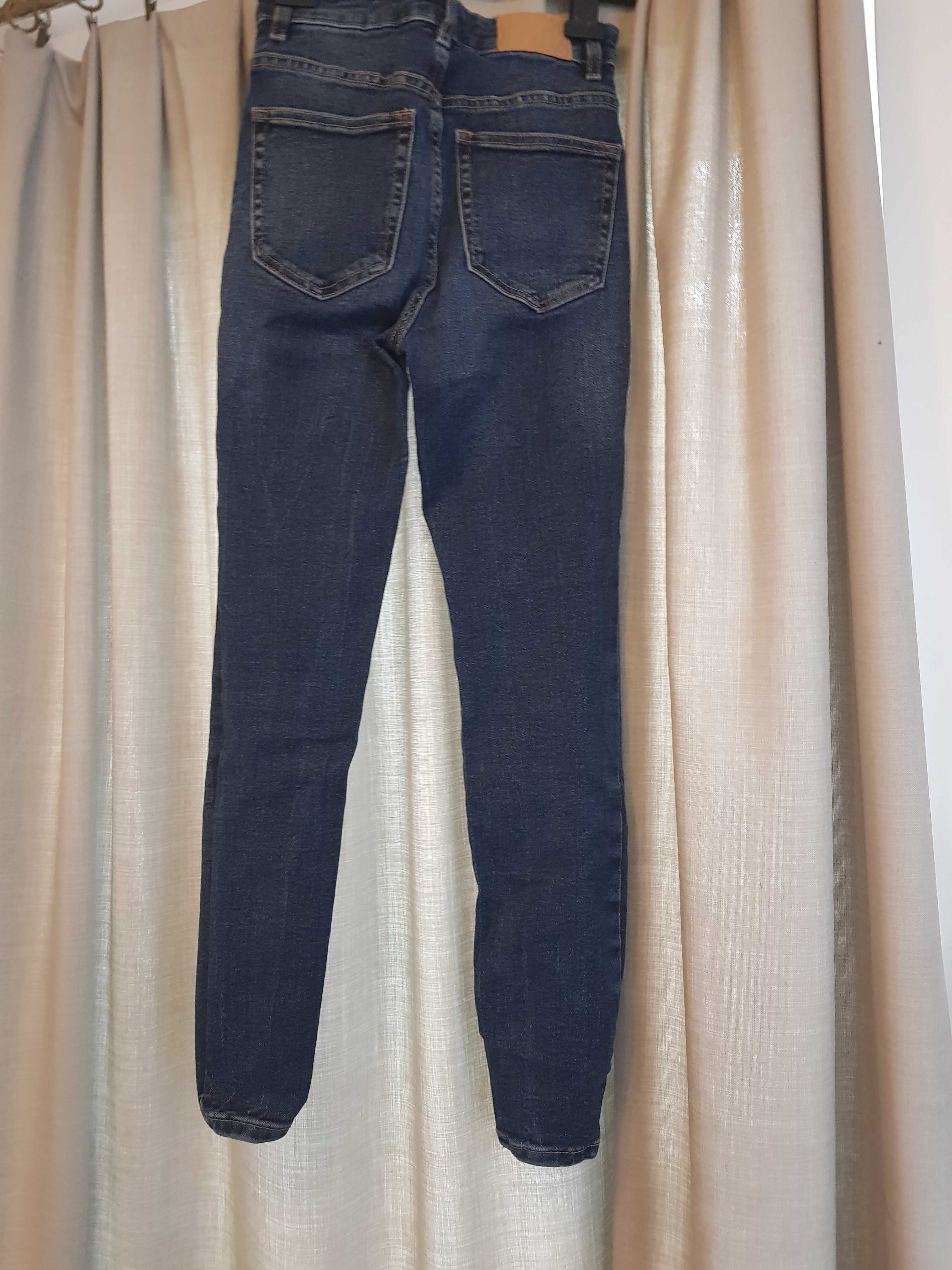 Zara. Spodnie jeansowe rurki z wysokim stanem w stylu vintage