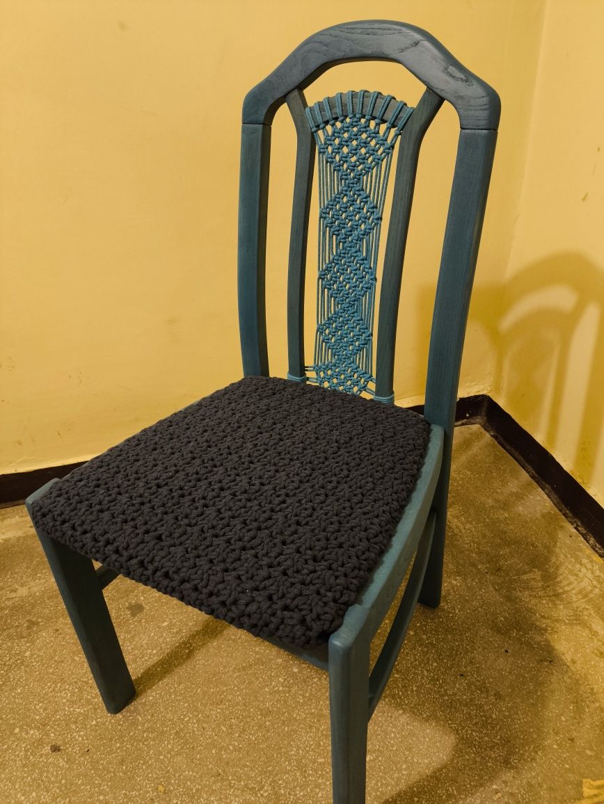 Drewniane krzesło z siedziskiem szydelkowym