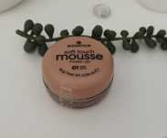 Matujący podkład w musie Essence Soft Touch Mousse Make-Up - 01