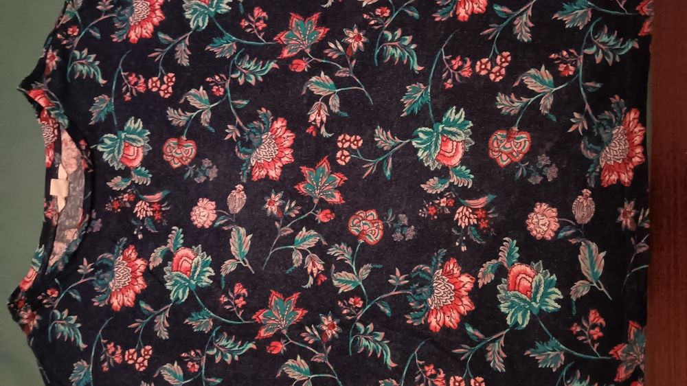 Blusa azul com flores