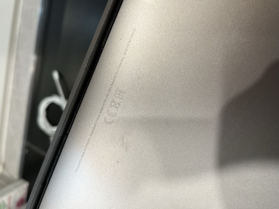 MacBook Pro 13 2017 i5 8GB 256GB ladowarka kabel i etui