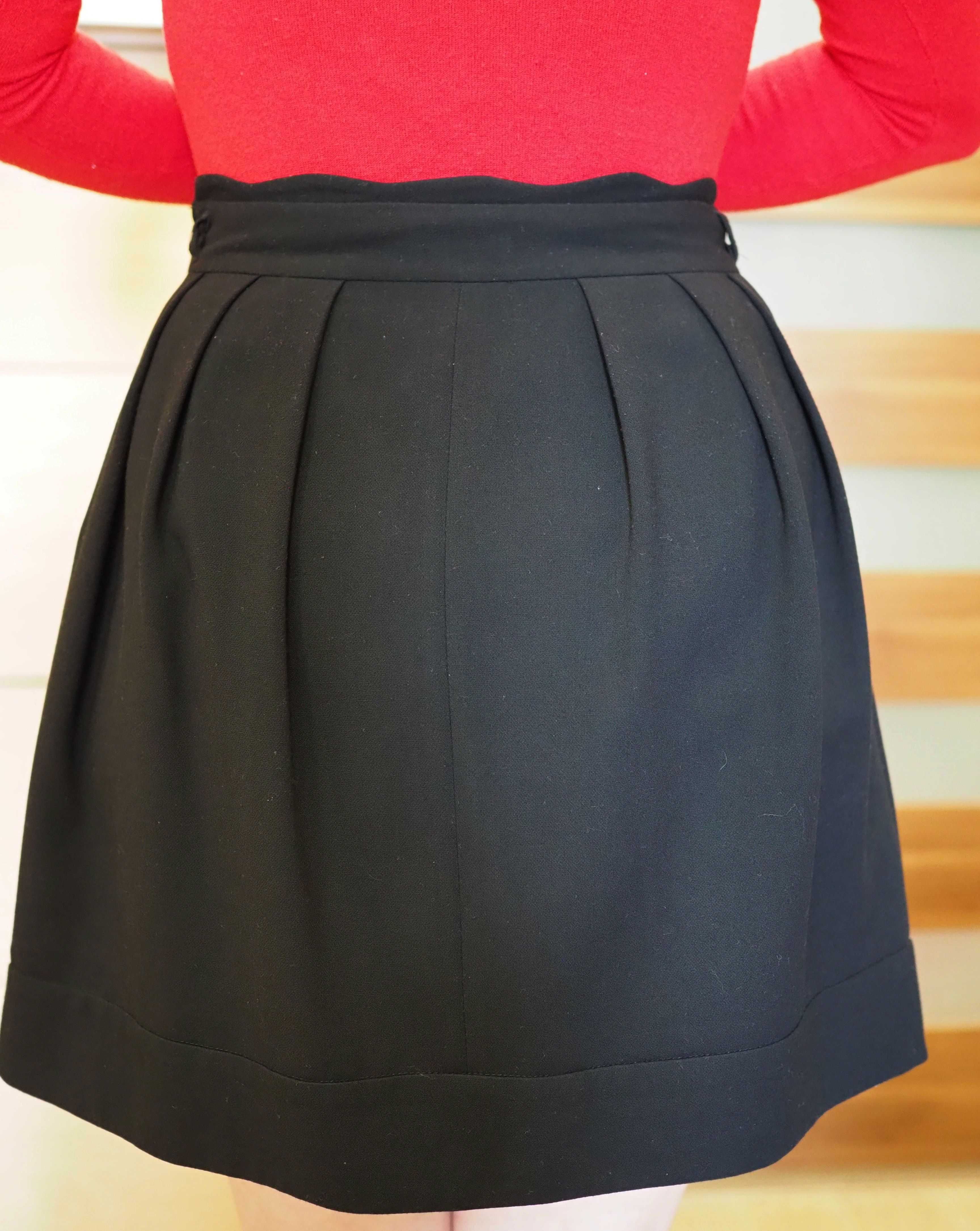 Spódnica Orsay, czarna rozkloszowana, elegancka, krótka (36/38)