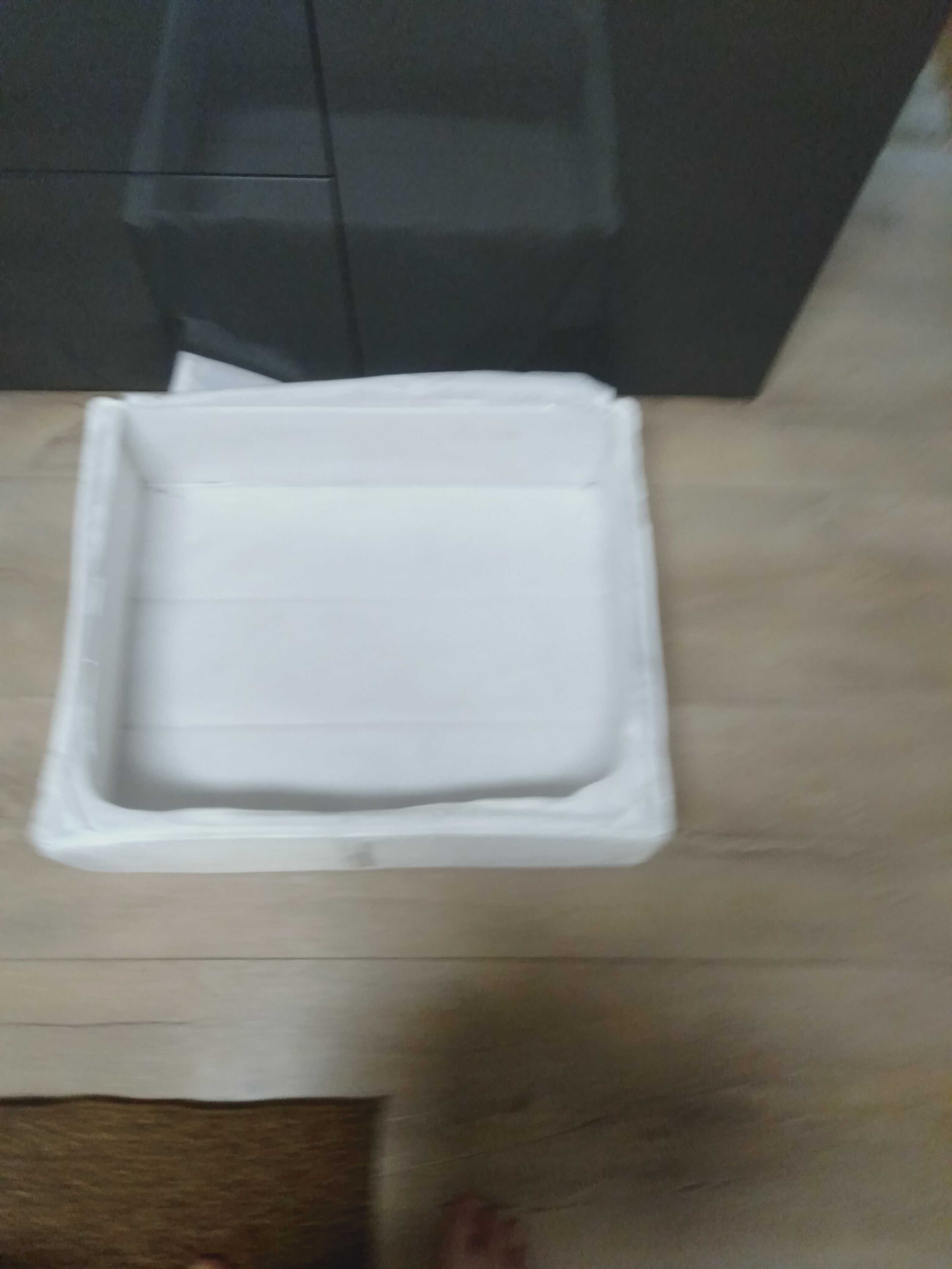 Duże białe pudło  do szafy pudełko IKEA do ubrań 69 x 53 cm.