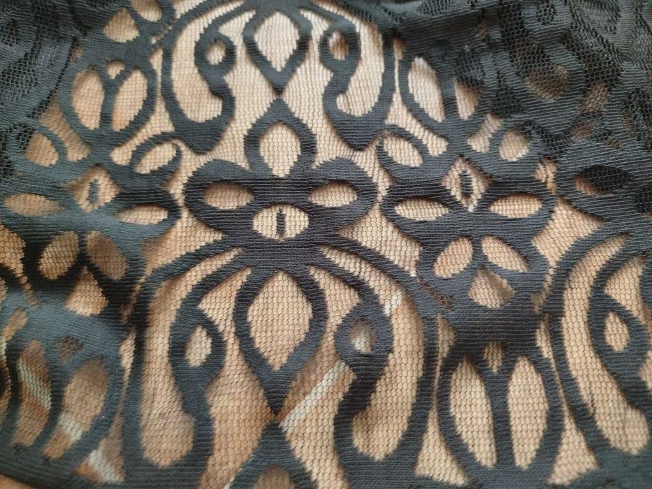 Elegancka koronkowa czarna sukienka R-44