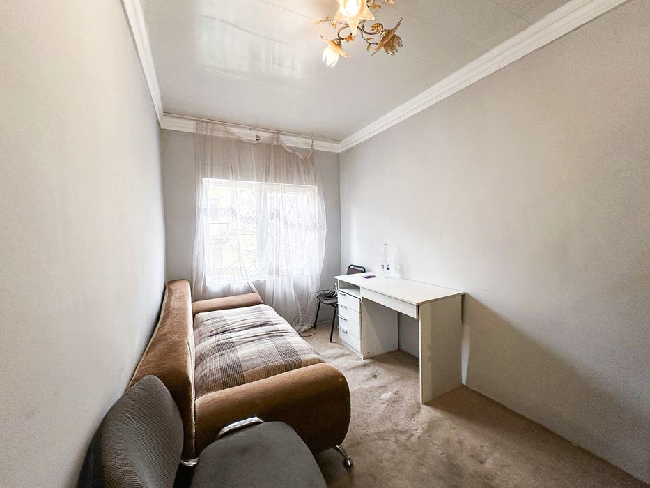 Здається кімната в гуртожитку. Провулок Герцена