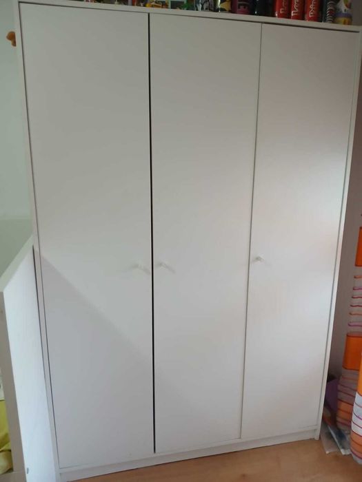 Cama e roupeiro de criança