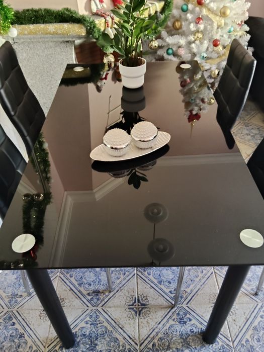 Mesa de jantar e 4 cadeiras