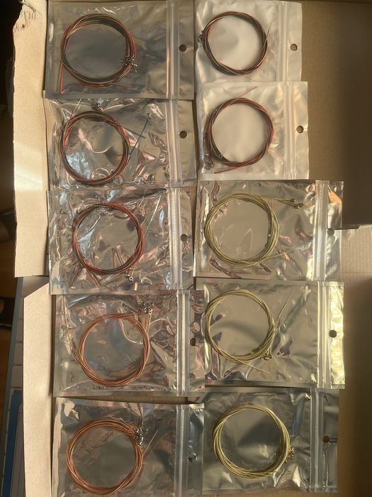 Комплект для гітари :струни , ремінь, каподастр, медіатори