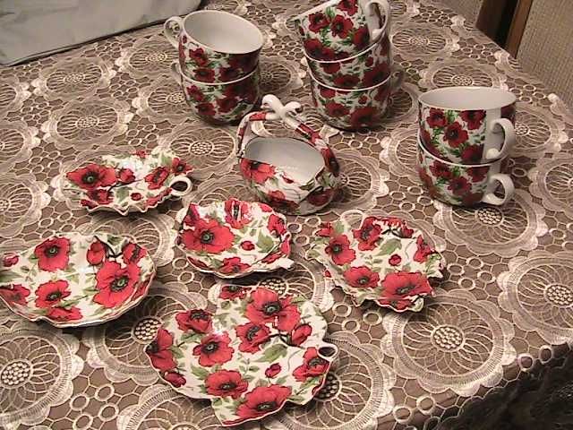 Комплект посуды "Красные маки"