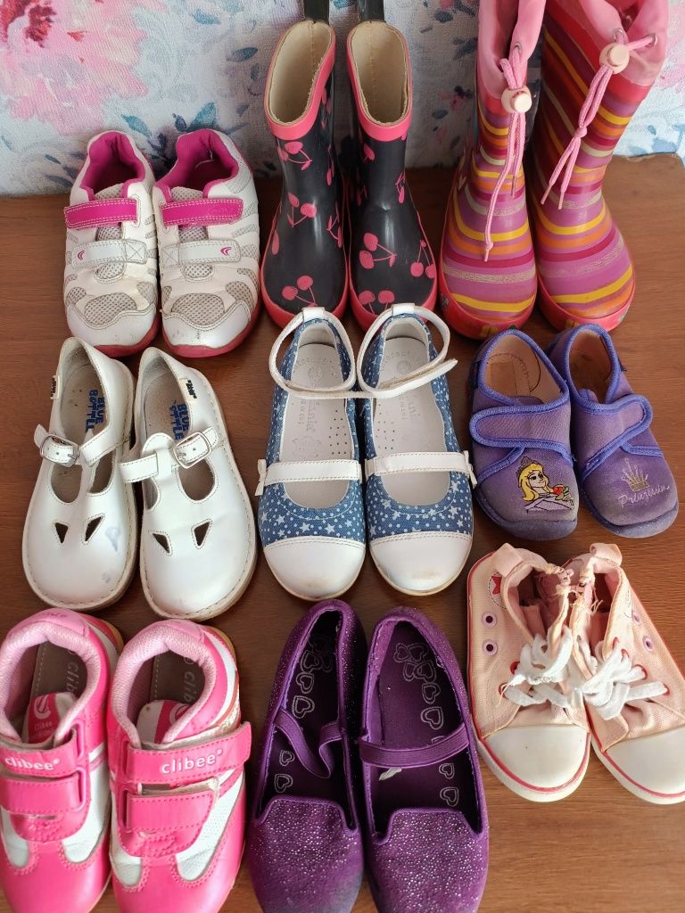 Взуття для дівчаток.