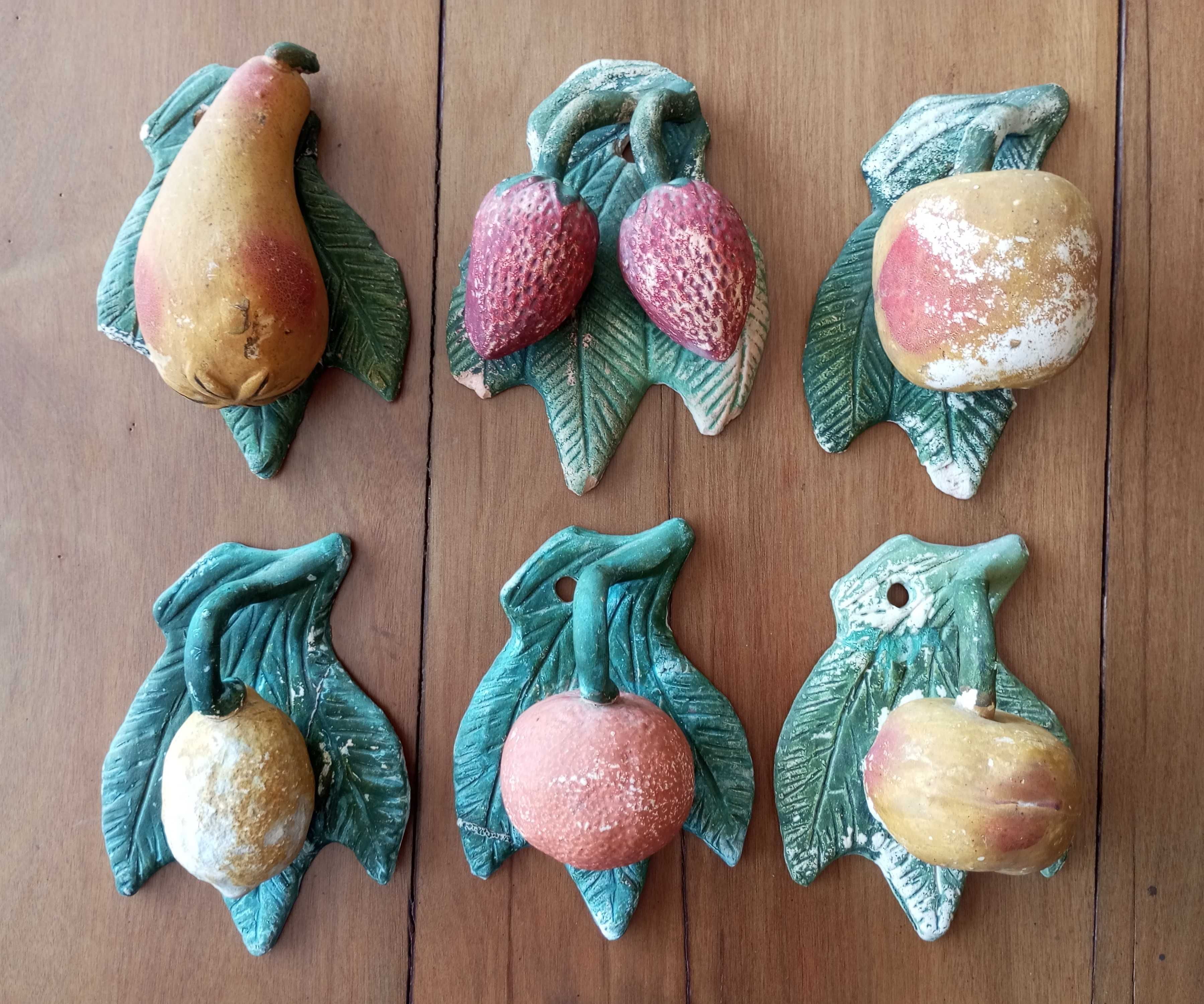 Antigo conjunto de frutos de pendurar em terracota
