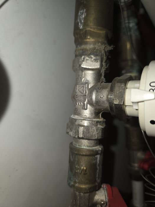 Zawór i głowica termostatyczna herz 20-50st z kapilarą.