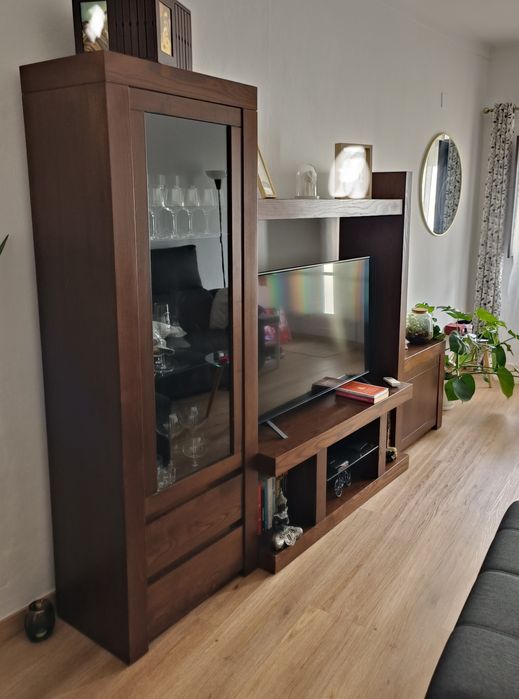 Móvel de Sala com Cristaleira em Madeira Maciça – Usado