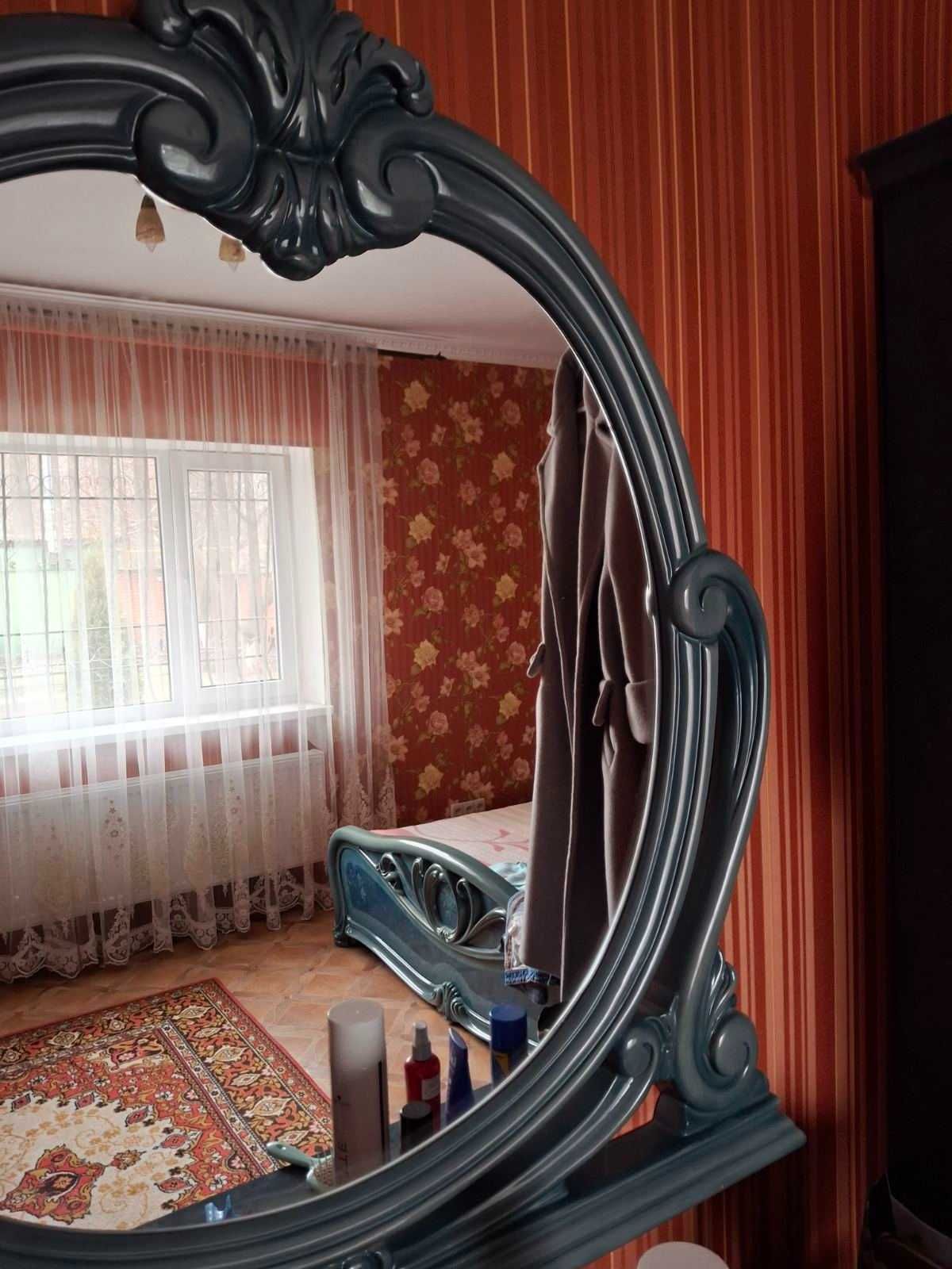 Кровать/шкаф/тумбы.