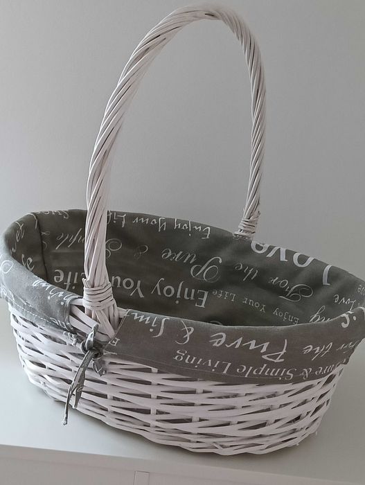 Cesta de vime branca  forrado no interior com estampa em tons de cinza