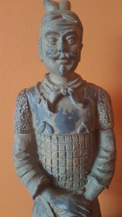 Zjawiskowa dekoracja niezwykła figurka wojownika terakotowa armia